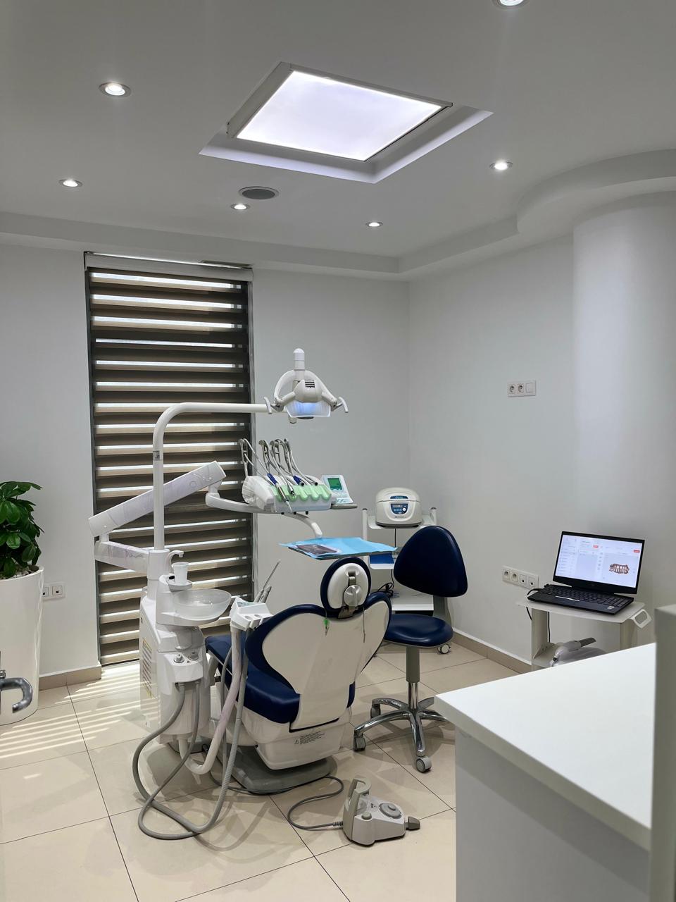 Fauteuil de soins dentaires de dernière génération avec éclairage LED chirurgical, cabinet du Dr. Rahali